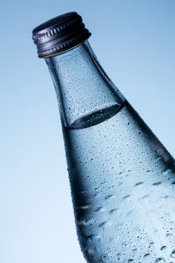 Cam şişe su ile çiy damlaları