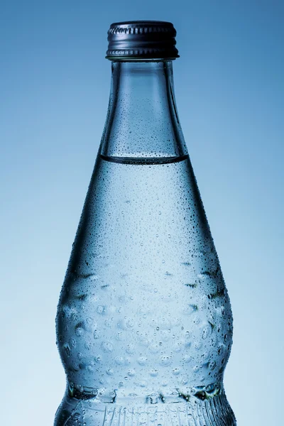 Bouteille d'eau minérale avec gouttes de rosée — Photo