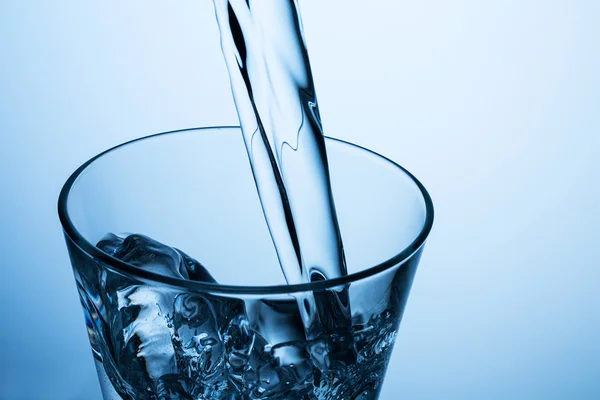 Stromende water in een glas — Stockfoto