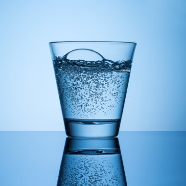 Maden suyu bir bardak