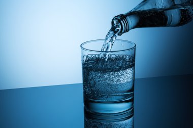 bir bardak maden suyu yağıyor