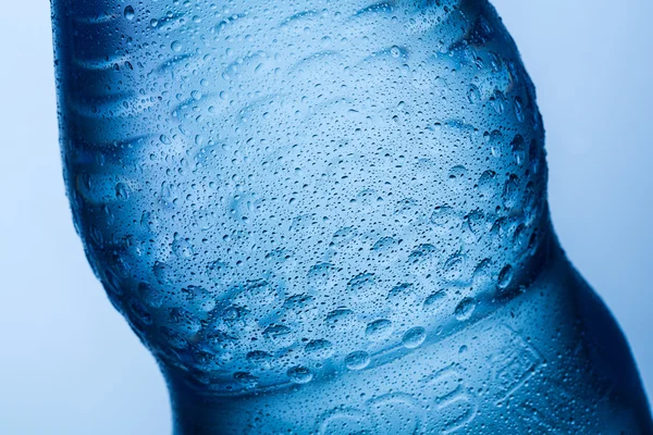 Water fles met dauw druppels — Stockfoto
