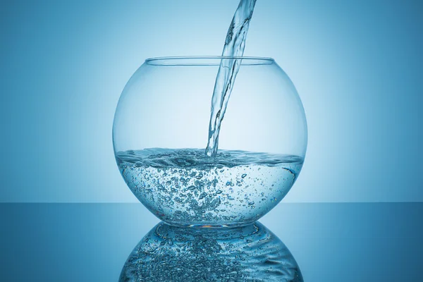 Water flows in a fishbowl — Stock Photo, Image
