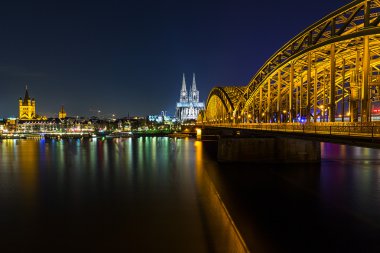 Köln Katedrali ile gece manzarası