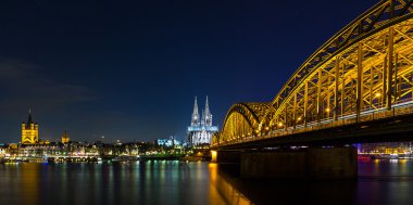 Köln Katedrali ile gece manzarası 