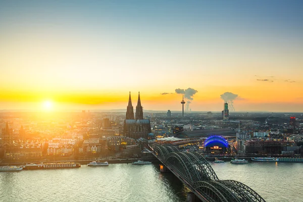 Kölner Stadtpanorama bei Sonnenuntergang — Stockfoto