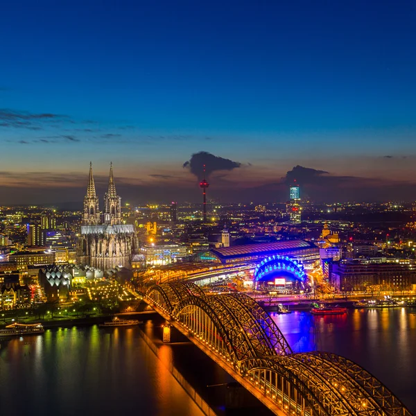 Kölner Dom und Brücke bei Sonnenuntergang — Stockfoto