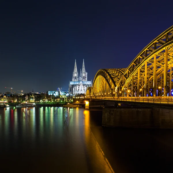 Cattedrale di Colonia paesaggio urbano notturno — Foto Stock