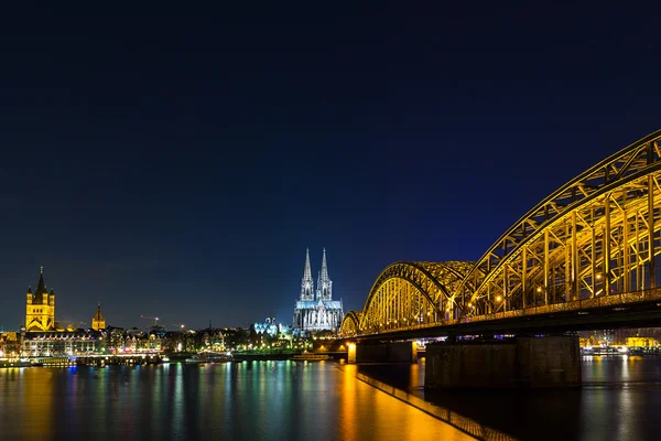 Uitzicht op de cologne kathedraal 's nachts — Stockfoto