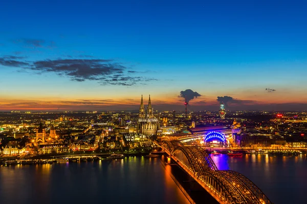 Kölner Dom und Hohenzollern bei Sonnenuntergang — Stockfoto