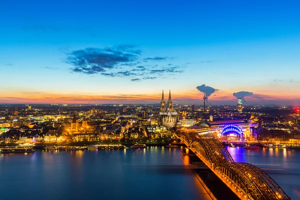 Ville de Cologne la nuit avec cathédrale — Photo