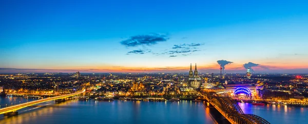 Skyline van de stad van Keulen in de schemering — Stockfoto