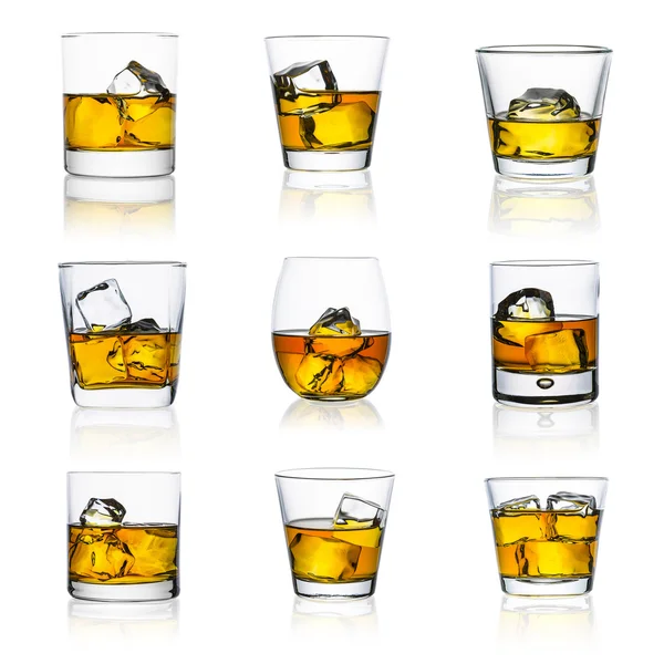 Bicchieri di whisky su set bianco — Foto Stock