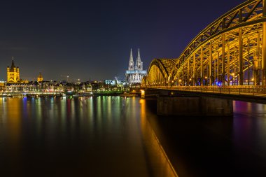 Köln Katedrali ve köprü ile gece şehir
