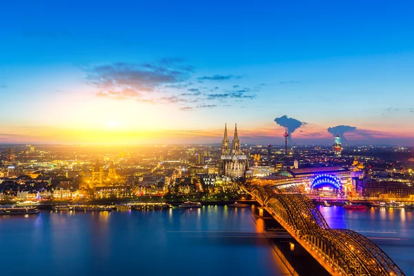 Solnedgång vid Köln med domkyrkan — Stockfoto