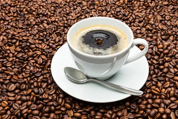 Xícara de café com gota flutuante — Fotografia de Stock