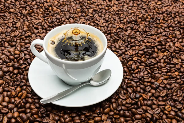 Kopje koffie met een daling van de plons — Stockfoto