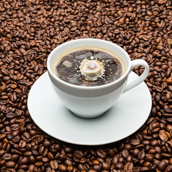 Tasse Kaffee mit einem Milchtropfen — Stockfoto