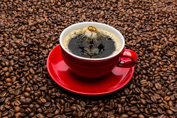 Koffiekopje daling effect — Stockfoto