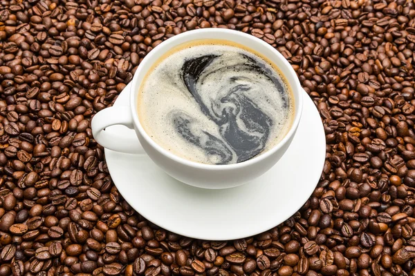 Tasse Kaffee auf Bohnen — Stockfoto