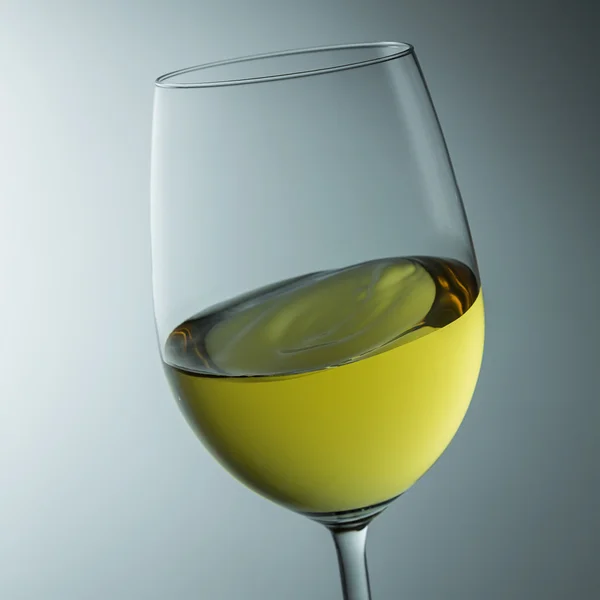 Witte wijn in een glas — Stockfoto