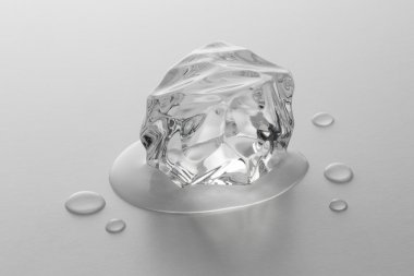 eriyen buz parça damla