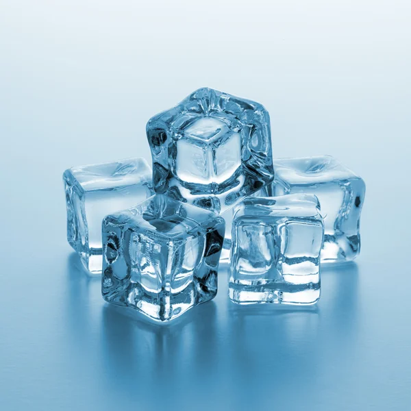 Monte de cubos de gelo cristalinos — Fotografia de Stock