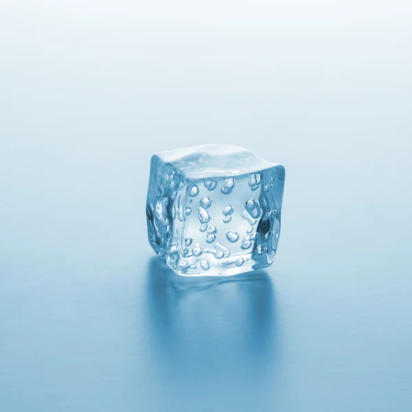 Cubo de gelo com bolhas de ar — Fotografia de Stock