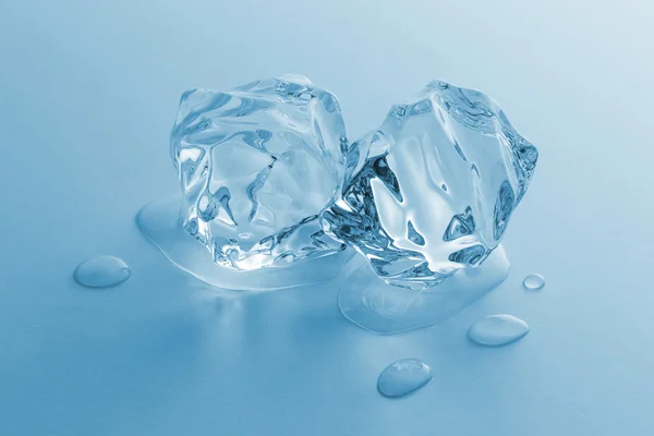 Twee smeltende ijsblokjes — Stockfoto