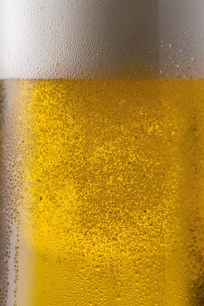 Birra dorata con gocce di rugiada — Foto Stock