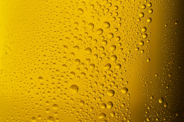 Gotas de orvalho em um copo de cerveja — Fotografia de Stock