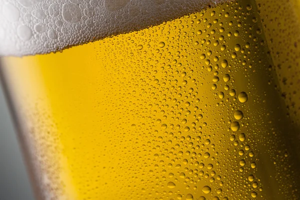 Birra fredda con gocce di rugiada — Foto Stock