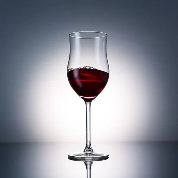 Sklenici červeného vína s houpačkou — Stock fotografie
