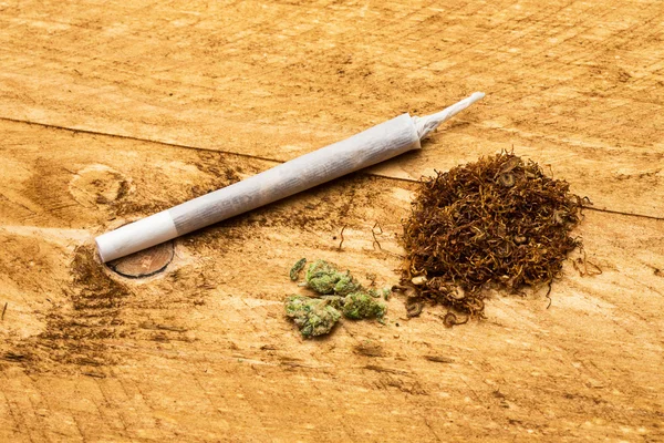 조인트와 담배와 마리화나의 약 — 스톡 사진