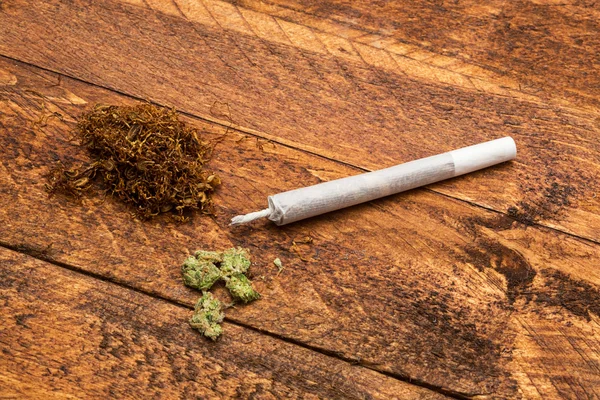 Kannabisz gyógyszerek együttes és dohány — Stock Fotó