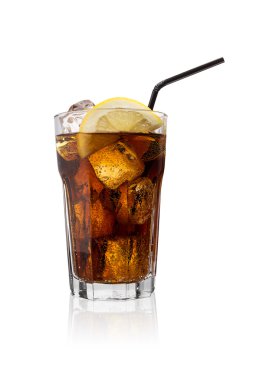 Cola cam (softdrink) buz ve limon ile