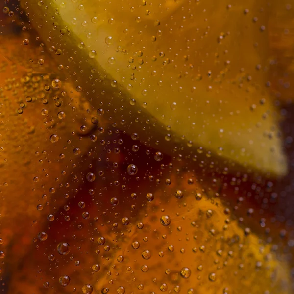 Cola fría con cubitos de hielo y fondo de limón —  Fotos de Stock