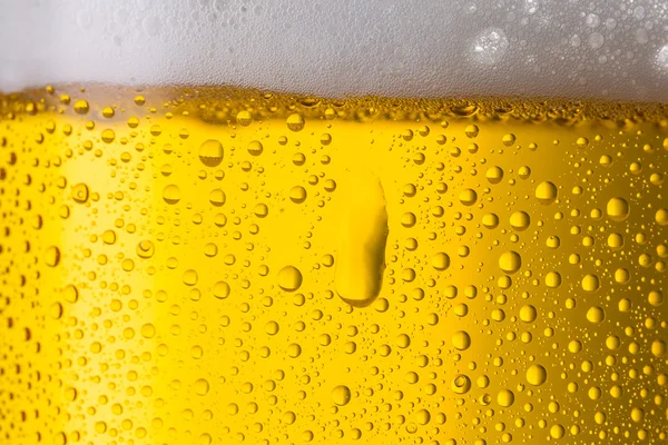 Cerveja alemã fria com gotas de orvalho — Fotografia de Stock