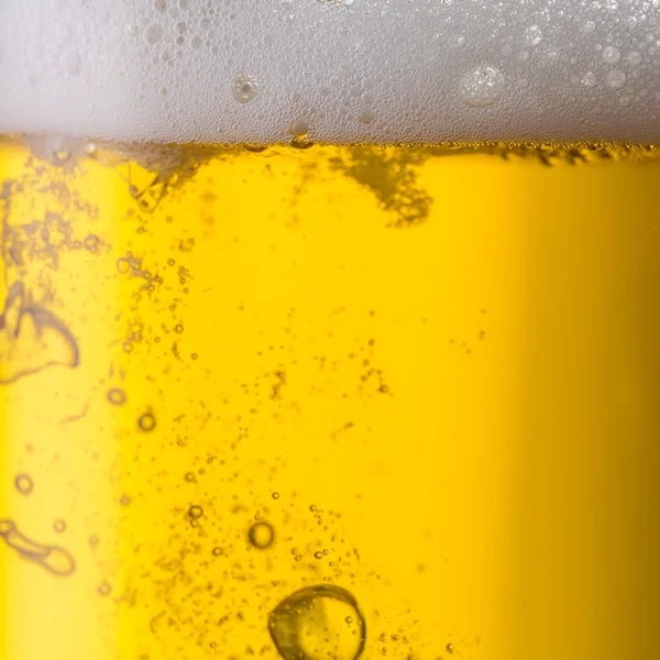 Pivo s pěnou a bubbels — Stock fotografie