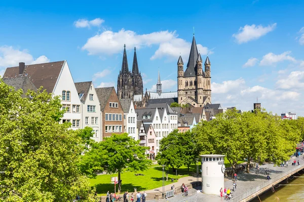 De oude binnenstad van Keulen met kathedraal van zomer — Stockfoto