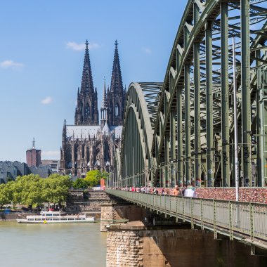 Köln şehir Katedrali ve Hohenzollern köprü ile