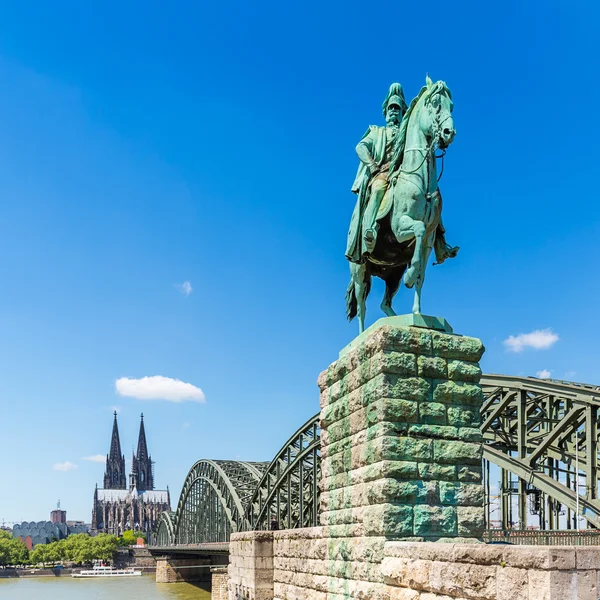 Cathédrale de Cologne avec statue équestre de Kaiser Wilhelm — Photo