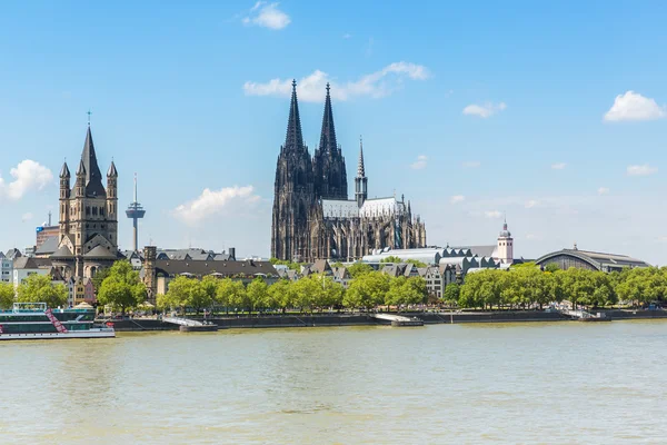 Ren Nehri kıyısındaki Köln city — Stok fotoğraf