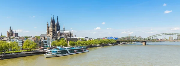 Cologne city skyline panorama with cathedral and Hohenzollern br — Stock Photo, Image