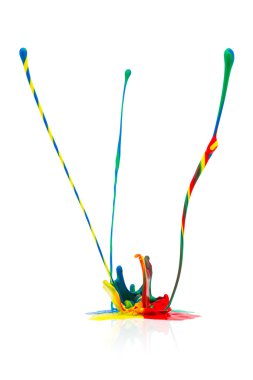 Renkli boya beyaz sıçramasına soyut