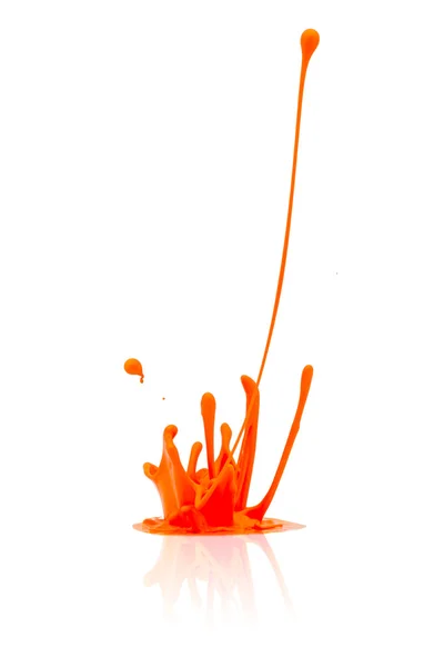 Pintura laranja espirrando isolado no branco — Fotografia de Stock