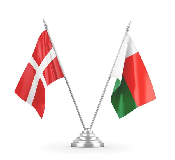 Мадагаскар і Данія настільні прапори ізольовані на білому 3D рендерингу — стокове фото