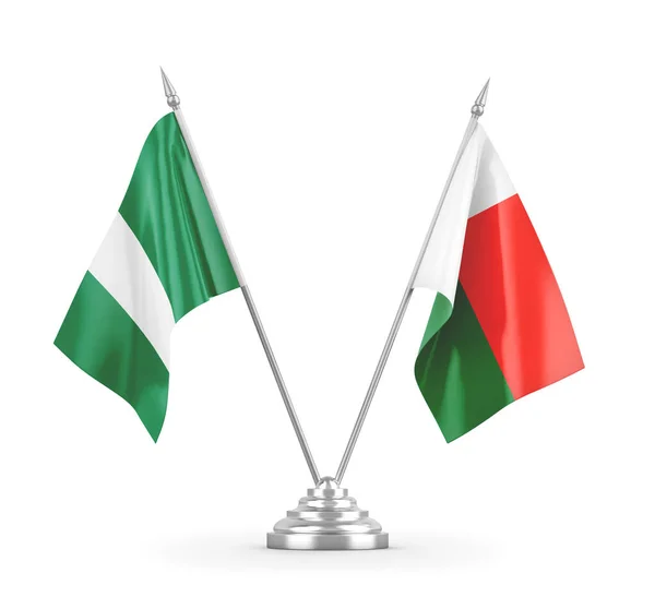 Madagaskar ve Nijerya masa bayrakları beyaz 3D görüntüleme üzerinde izole edildi — Stok fotoğraf