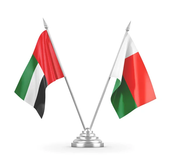 Banderas de mesa Madagascar y Emiratos Árabes Unidos aisladas en renderizado 3D blanco —  Fotos de Stock