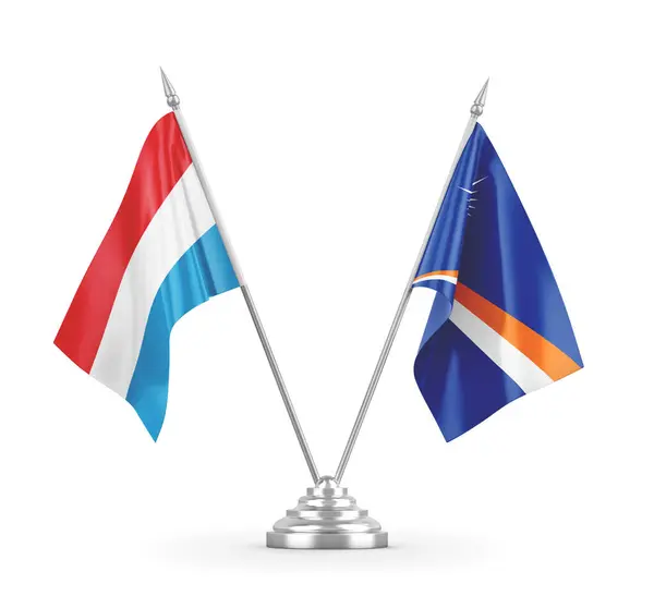 Bandiere da tavolo Marshall Islands e Luxembourg isolate su rendering 3D bianco — Foto Stock